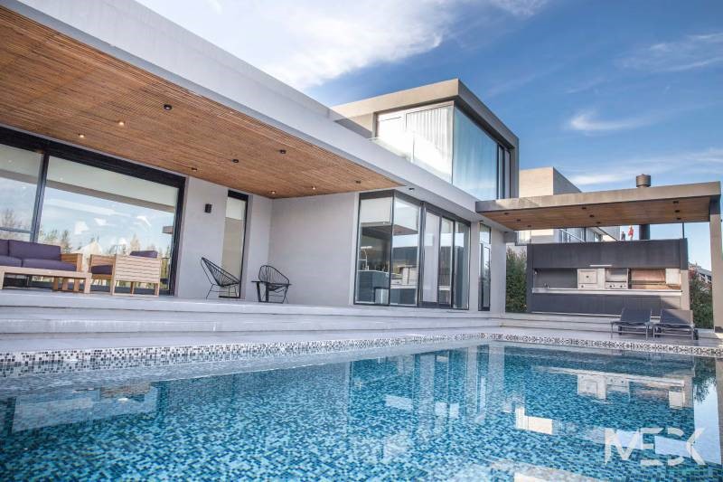 Casa de arquitectura moderna con pileta en Nordelta