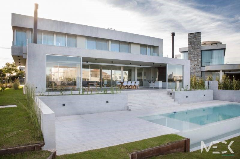 Casa minimalista de hormigón con pileta al atardecer