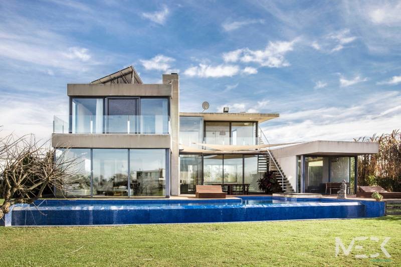 Casa de arquitectura moderna frente a la laguna en Nordelta